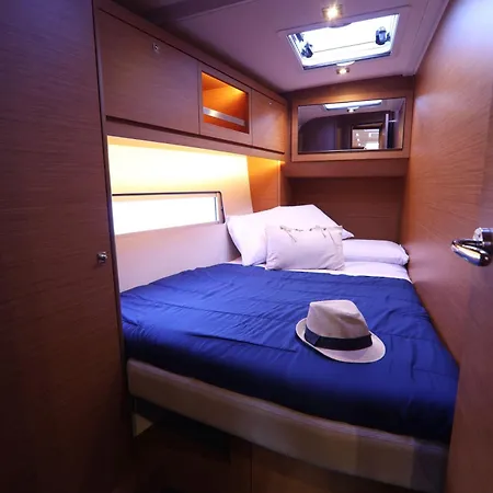 Dormire In Barca A Vela *